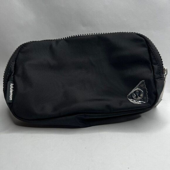 Lululemon Everywhere Belt Bag – Black Waist Crossbody Bag NWT - Picture 1 of 4